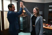 Richard (Silvan Pierre-Leirich) und Lucie (Julia Wiedemann) sind begeistert, dass Ben die erste Investorin überzeugt hat.   +++ Die Verwendung des sendungsbezogenen Materials ist nur mit dem Hinweis und Verlinkung auf RTL+ gestattet. +++