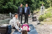 In der Ache wird eine junge Frau (Komparsin, liegend) tot aufgefunden. Sonja Bitterling (Genoveva Mayer, l.) untersucht die Leiche. Jerry Paulsen (Peter Marton, l.) und Benedikt Beissl (Andreas Giebel, vorne, r.) warten auf erste Hinweise wie die Frau ums Leben kam.