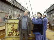 KHK Borowski (Axerl Milberg) weiß sich zu helfen. Paschkowiak (Ulrich Faulhaber) soll ihn mit dem Lastenkorb zu den Kämpfenden auf dem Tankerrohbau bringen.