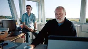 Hauke (Jan-Gregor Kremp, r.) will, dass sein Sohn Sönke (Hannes Wegener) einsteigt.