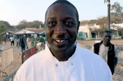 Auf der Insel Gorée bereitet Djibril Kara Seck Chicken Yassa zu – einen Klassiker der senegalesischen Küche.