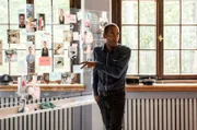 Jerry Paulsen (Peter Marton) steht vor der Plexiglaswand im Polizeirevier und analysiert den aktuellen Fall.