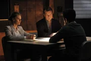 Der des Mordes verdächtigte Simon Doyle (Joshua Gomez, r.) tischt Kate (Stana Katic, l.) und Castle (Nathan Fillion, M.) eine Geschichte auf, die sich gewaschen hat ...