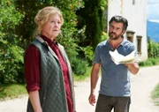 Thomas (Xaver Hutter) ist entsetzt darüber, dass seine Mutter Katharina (Lisa Kreuzer) ihm die hohe Verschuldung ihres Weingutes so lange verschwieg.