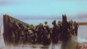 Soldaten in Landungsbooten.
