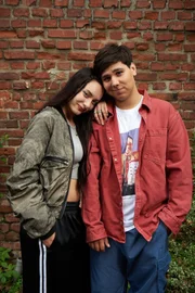 Anna (Kayla Shyx, l.) und Ernst Hakke (Diyar Ilhan, r.) in einem nachdenklichen Moment. Zwischen den beiden liegen unausgesprochene Worte und große Gefühle.