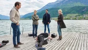Eine Serie von Mafiamorden hat begonnen: Kommissarin Schwarz (Chiara Schoras) mit „Capo“ Zanchetti (Tobias Oertel), Gerichtsmedizinerin Heidi Grüner (Floriane Daniel, re.) und ihrem Kollegen Jonas Kerschbaumer (Gabriel Raab, li.) bei der Leiche des Winzer-Sohnes Daniel Brunner (Roland Bonjour).