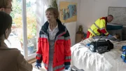 Bei einem Einsatz als Notärztin wird Rechtsmedizinerin Dr. Helene Sturbeck (Katharina Blaschke, M.) in das Haus von Lena Schmitt (Leonie Euler, 2.v.l.) gerufen. Emilia (r.), die kleine Tochter ihres Verlobten Daniel Roßbach (Lucas Prisor, l.), liegt bewusstlos im Gästezimmer. Was ist passiert?