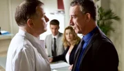 ARD/MDR IN ALLER FREUNDSCHAFT FOLGE 684, "Kurskorrekturen", am Dienstag (12.05.15) um 21:00 Uhr im ERSTEN. Dr. Roland Heilmann (Thomas Rühmann, li.) hat gerade erfahren, dass die Klinikleitung beschlossen hat, die Physiotherapie an einen externen Pächter zu geben. Alexander Weber (Heio von Stetten, re.) betont, dass alles Besprochene hier im Raum zu bleiben hat. Doch Roland macht ihm klar, dass Weber ihn nicht davon abhalten wird, seine Frau darüber zu informieren. Schließlich ist es ihr Arbeitsplatz, der in der Physiotherapie auf dem Spiel steht.  Hintergrund: Sarah Marquardt (Alexa Maria Surholt), Clemens Manthey (Max König).