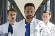 Moreau nimmt sich die beiden Neuen zur Brust und schickt sie zur Patientin Waltraud. Doch warum sollen sie deswegen in den Keller? V.l.n.r. Tom Zondek (Tilman Pörzgen), Dr. Matteo Moreau (Mike Adler), Mikko Rantala (Luan Gummich).
