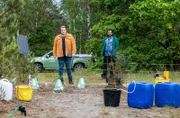 Försterin im Grunewald? Für Jana eigentlich keine Option, sie hat's nicht so mit Menschen und Großstadttrubel. Aber in ihrem Leben muss eine Veränderung her – und der Grunewald sucht eine neue Revierleiterin. "Berliner Besonderheiten" ist die 90-minütige Auftaktepisode der geplanten neuen Reihe "Großstadtförsterin" von ARD Degeto und rbb. Der Film ist am 1. März 2024 auf dem Sendeplatz "Endlich Freitag im Ersten" zu sehen und online first ab Donnerstag, 29. Februar, in der ARD Mediathek verfügbar. Regie führte Sabine Bernardi nach einem Drehbuch von Beatrice Meier, die Bildgestaltung übernahm Kaspar Kaven. - Revierleiterin Jana Doussière (Stefanie Reinsperger, l.) und Forstwirtschaftsstudent Selim Said (Burak Sercan Akyol) vor einem Forschungsfeld im Grunewald.