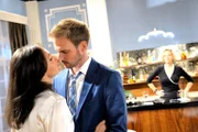 ARD STURM DER LIEBE FOLGE 1861, am Mittwoch um 15:10 Uhr im ERSTEN. Patrizias Plan, Leonard gefügig zu machen, scheint aufzugehen. Natascha wundert sich, dass Leonard so viel Nähe zwischen Patrizia und ihm zulässt.