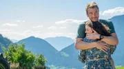 Der Bergdoktor Staffel 16 Eine schwere Last – Teil 2 Mann mit Tochter: Heiko Ruprecht als Hans Gruber, Ronja Forcher als Lilli Gruber