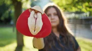 Warum wissen wir so wenig über das äußere weibliche Genital? Die Doku fragt, wie sich diese Tabuisierung auf das Sexleben, Gesundheit und Selbstbild auswirkt?
