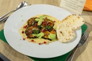 Tagesmotto "Leibgericht": Aubergine aus dem Ofen mit Hummus, Cashew-Koriander-Joghurt, Koriander-Chili-Öl und Pfannenbrot von Nadia Hakiki