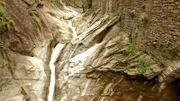 Der Ticino fließt durch die Piottino-Schlucht.