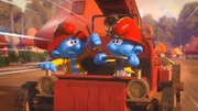 Clumsy und Dummi brausen mit dem Feuerwehrauto durch das Dorf und verursachen mehr Unfälle als sie beseitigen können.