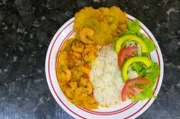In Bogotá serviert Angela eine Spezialität von der ecuadorianischen Küste: Encocado. Das Gericht wird traditionell mit Fisch zubereitet, doch Angela bevorzugt Garnelen.