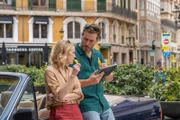 Miranda (Elen Rhys) und Max (Julian Looman) gehen die Beweislage erneut durch und stoßen in den Aufnahmen der Überwachungskameras auf neue Hinweise.