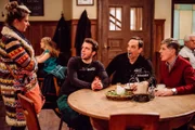 Sarah entdeckt entrüstet, dass ihre Blaubeernocken komplett verspeist wurden. Von links: Sarah Brandl (Sophie Reiml), Florian Brunner (Tommy Schwimmer), Mike Preissinger (Harry Blank) und Roland Bamberger (Horst Kummeth).