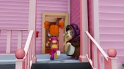 Die bei Garfield nicht gerade beliebten Zwillinge Drussila und Minerva kommen zu Besuch. Aber wenigstens die alte Nachbarin Mrs. Caludron scheint die beiden Nerv tötenden Mädchen zu mögen.