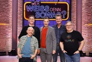Moderator Kai Pflaume (M.) und seine Rateteam-Kapitäne Bernhard Hoëcker (l.) und Elton (r.) begrüßen in dieser Sendung den Schwimmsportler und Olympiasieger Lukas Märtens (2.v.l.) und den ehemaligen Schwimmsportler und Olympiasieger Michael Groß (2.v.r.).