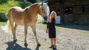 Der Bergdoktor Staffel 16 Wer wir sind – Teil 1 Pferd und Frau: Christine Urspruch als Andrea Hoffmann