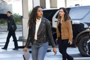 Detective Harper (Mekia Cox, M.) und Lopez (Alyssa Diaz, r.) haben im Mordfall der Familie Hughes eine vielversprechende Spur entdeckt und machen sich auf den Weg zur Dienststelle, um den Verdächtigen umgehend zu verhören. (Komparsin im Bild)