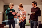 Pfarrer Brandl kommt am Ende doch nicht um die Blaubeernocken herum. Von links: Pfarrer Simon Brandl (Ferdinand Schmidt-Modrow), Sarah Brandl (Sophie Reiml) und Florian Brunner (Tommy Schwimmer).