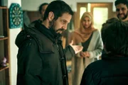 Reza (Yousef Sweid) bringt Tim (Lilian Rosskopf) zu seinen Freuden in die Flüchtlingsunterkunft. Er stellt ihm Sabire (Sonja Hurani) und die anderen vor.