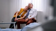 Markus (Timo Ben Schöfer, r.) steht der besorgten Katja (Isabell Stern, l.) emotional bei.