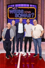 Moderator Kai Pflaume (M.) und seine Rateteam-Kapitäne Bernhard Hoëcker (l.) und Elton (r.) begrüßen in dieser Sendung den ehemaligen Skispringer Jens Weißflog (2.v.l.) und den ehemaligen Skispringer und heutigen ARD-TV-Experten Sven Hannawald (2.v.r.).