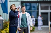 Beim heutigen Spendenlauf des JTK gibt Mikko Rantala (Luan Gummich, l.) alles, um die Teilnehmenden bei Laune zu halten (mit Philipp Danne, r.).