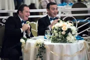 "Brooklyn Nine-Nine", "Gut in Emotion." Die Hochzeit von Ginas Mutter und Charles Vater ist zum Greifen nahe. Für Gina hat dieses Ereignis absolute Priorität. Jeder ihrer Kollegen im Revier muss eine Aufgabe beim Hochzeitsfest übernehmen. Doch nichts scheint so zu laufen, wie es eigentlich sollte. Die Nebelmaschine streikt, auf der Torte stehen keine Namen und Charles Vater bekommt im letzten Moment offenbar kalte Füße. Jake hilft Amy, einen Geldfäscher zu verhaften, hinter dem sie seit zwei Jahren her ist. Dabei verliert er prompt den Trauring. Im Bild (v.li.): Stephen Root (Lynn Boyle), Joe Lo Truglio (Charles Boyle).