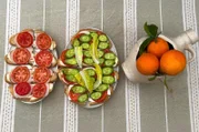 Für Zyprioten ist Halloumi weit mehr als nur ein Käse: Er ist ein Lebensgefühl! Am authentischsten genießt man ihn in einem Fladenbrot mit Salat, Gurken und Tomaten.
