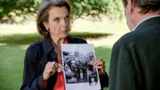 Victoria (Caroline Schreiber, r.) ist überzeugt, dass die für tot erklärte Emilia Flickenschild (Bild) ihre Mutter ist. Gunter (Hermann Toelcke, r.) überlässt zur Aufklärung Victoria eine Kiste.
