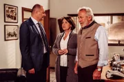 Rosi fällt aus allen Wolken, dass Hubert sich auf Martins Seite schlägt. Von links: Hubert Kirchleitner (Bernhard Ulrich), Rosi Kirchleitner (Brigitte Walbrun) und Martin Kirchleitner (Hermann Giefer).