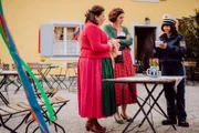 Josephine ist froh, dass sie zumindest einen kleinen Hinweis auf den Dieb bekommt. Von links: Monika Vogl (Christine Reimer), Fanny Brunner (Katrin Lux) und Polizistin Josephine Drechsler (Mira Mazumdar).