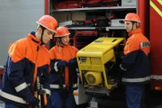 Die Stimmung bei der Feuerwehrübung zeigt: Die Situation zwischen Christian, Felix und Sarah bleibt weiterhin kompliziert. Von links: Felix Brunner (Shayan Hartmann), Sarah Brandl (Sophie Reiml) und Christian Preissinger (Jonathan Gertis).