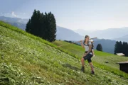 Lesly ist nach einem Burnout in die Schweiz ausgewandert. Dort hat sie ihr neues Leben als Bergbäuerin gefunden - und eine Familie gegründet.