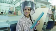 Für die ARD-Märchenreise entdeckt Moderatorin Clarissa Corrêa da Silva das Friseurmuseum in Neu-Ulm.