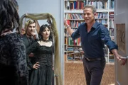 Lotte (Carlotta Bähre, M.) und ihr bester Freund Jojo (Karl Seibt, l.) besuchen das Gothic Festival. Jan (Marco Girnth, r.) bemüht sich ein verständnisvoller Vater zu sein.