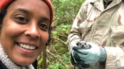 Pia und Biologe Ralf haben im finnischen Wald ein junges Gleithörnchen gefunden.