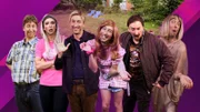 Sechs Singles (alle gespielt von Torge Oelrich) ziehen ins "Camp of Love", um ihre Beziehungsfähigkeit auf die Probe zu stellen. Von links: Sören (kurze, braune Haare, kariertes Hemd), Susi (lange, blonde Haare, pinkfarbenes Shirt), Malte (kurze blonde Haare, schwarzes Hemd), Lisa (lange, rote Haare, pink-gemustertes Top), Harald (braune Haare zum Zopf, braune Bomberjacke), Susanne (blonde Bob-Frisur, transparentes Kleid)