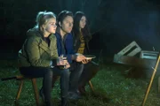 Nelly (Jule Schuck) Tomasz (Adrian Topol) und Jessie (Clara Halouska) können den Abend am Lagerfeuer nicht so recht genießen.