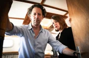 Bernd Hauser (Anton Weber, l.) und Franziska Möhring (Caro Scrimali, r.) wickeln ihre Geschäfte ab.