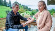 Der Bergdoktor Staffel 16 Im Netz – Teil 1 Arzt untersucht Patientin: Hans Sigl als Bergdoktor Dr. Martin Gruber, Elisabeth Baulitz als Katja Becker