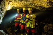 Einsatzkräfte, Flori (Xiduo Zhao, l.), Marie (Christine Eixenberger, M.) und Peter (Stephan Luca), in der Höhle. Dunkelheit, Hoffnung, Gefahr: Peter führt das Team zu den vermissten Jugendlichen.
