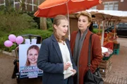 Frau Küppers (Saskia Fischer, r.) erkennt sich in der jungen, ambitionierten Lokalpolitikerin Hedda Krull (Annika Schrumpf, l.) wieder und möchte ihr helfen – auch menschlich.