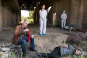 Im Foto (v.l.n.r.): Burkhard "Butsch" Schulz (Götz Schubert), Viola Delbrück (Yvonne Catterfeld), KTU-Techniker Jakob Böhme (Jan Dose), Leiche Jan Staffler (Roberto Schwer).